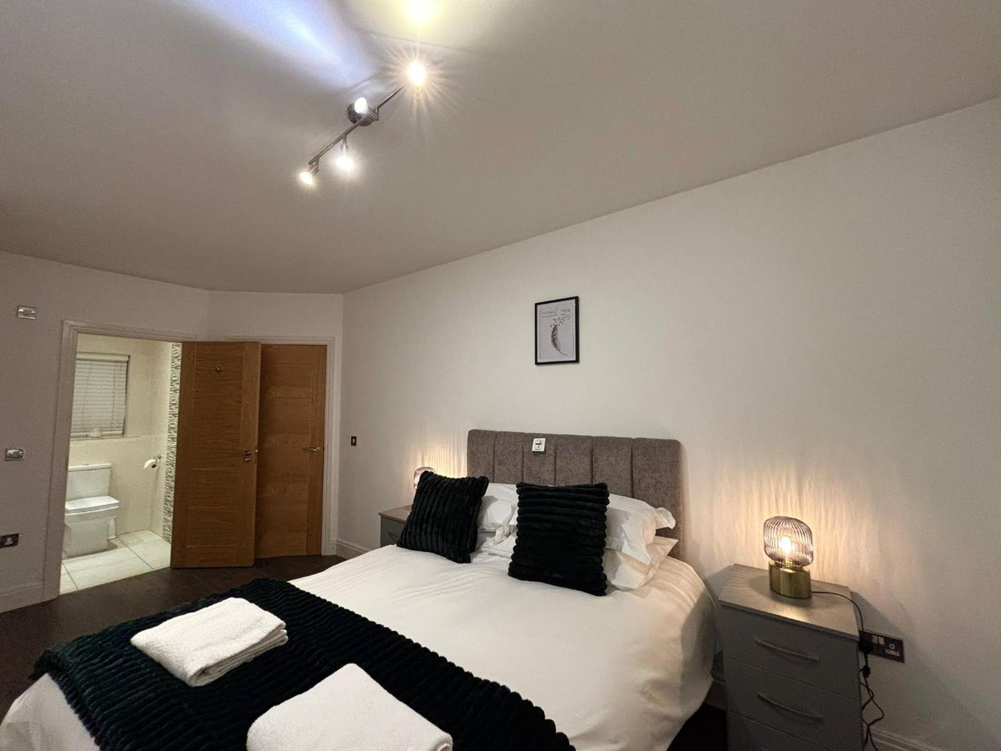 24-7 Secured City Centre Apartments With Free Underground Parking And Wifi Birmingham Exteriör bild